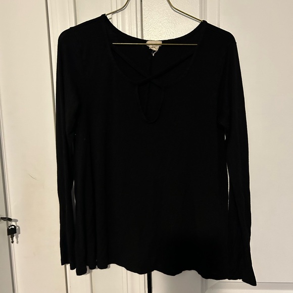 Black flowy cross front top - Picture 2 of 3